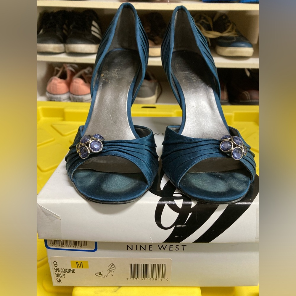 Nine West Satin Navy dress pumps